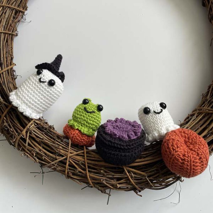 ideas%5Fhow%2Dto%2Dcrochet%2Da%2Dhalloween%2Dwreath%5Fassembly%5F1.jpg?sw=680&q=85