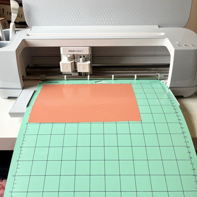 Idea_cricut-how-to-make-a-personalised-t-shirt-with-iron-on-vinyl_step2b.JPG?sw=680&q=85