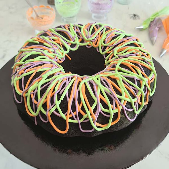 ideas%5Fhow%2Dto%2Ddecorate%2Da%2Dhalloween%2Dbundt%2Dcake%5Fstep%2D6.jpg?sw=680&q=85