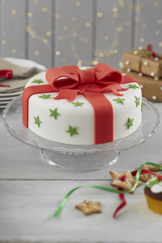 Easy Christmas Cake Decorating Tutorial | Decorated Treats