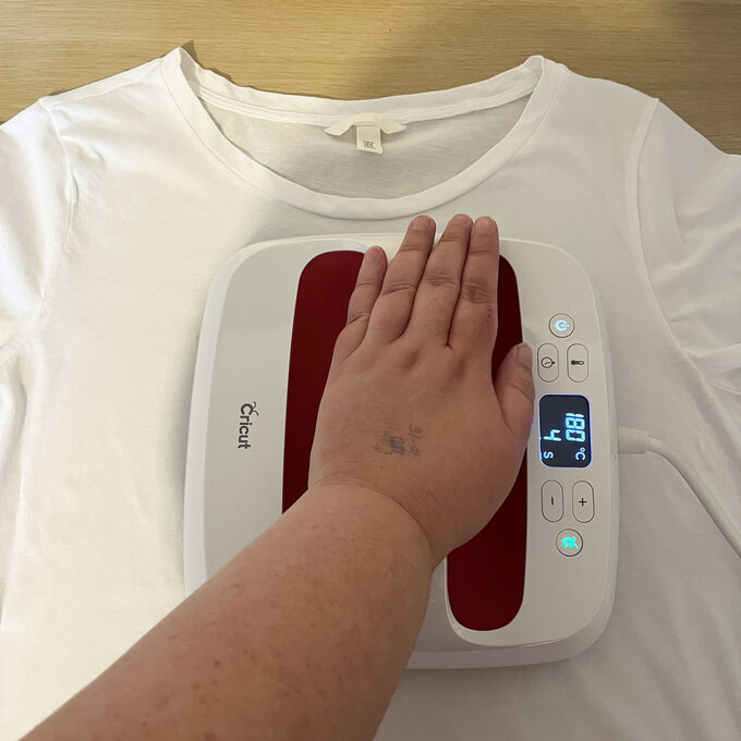 Idea_cricut-how-to-make-a-personalised-t-shirt-with-iron-on-vinyl_step4.JPG?sw=680&q=85