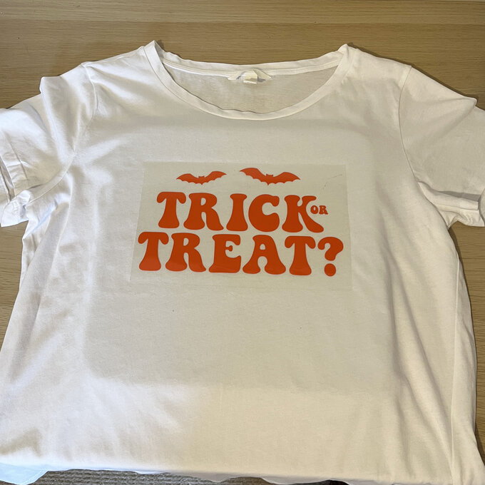 Idea_cricut-how-to-make-a-personalised-t-shirt-with-iron-on-vinyl_step3.JPG?sw=680&q=85