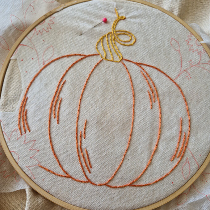 idea%5Fautumn%2Dembroidery%2Dprojects%2Dto%2Dtry%2Dcushion%5Fstep%2D25.jpg?sw=680&q=85