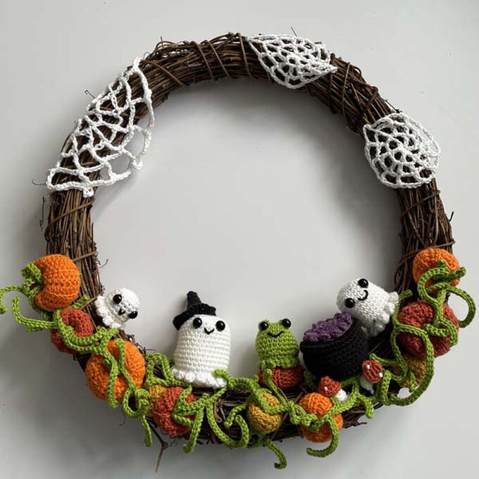 ideas%5Fhow%2Dto%2Dcrochet%2Da%2Dhalloween%2Dwreath%5Fassembly%5F2.jpg?sw=680&q=85