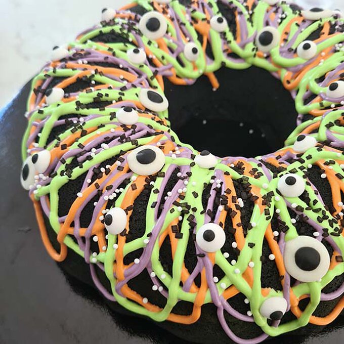 ideas%5Fhow%2Dto%2Ddecorate%2Da%2Dhalloween%2Dbundt%2Dcake%5Fstep%2D7b.jpg?sw=680&q=85