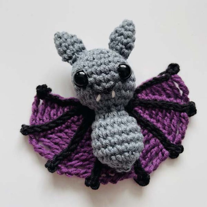 ideas%5Fhow%2Dto%2Dcrochet%2Da%2Dhalloween%2Dwreath%5Fbat%5Fstep%2D2d.jpg?sw=680&q=85