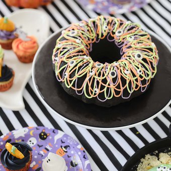 How to Decorate a Halloween Bundt Cake