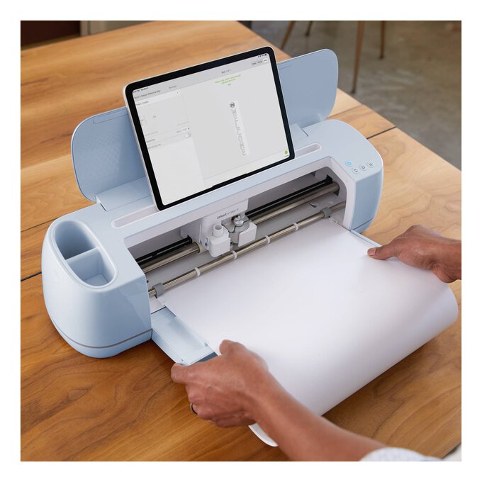 Cricut Explore 3 + FREE Smart Materials Bundle - Digital cutting machine,  can cut 100+ materials * Christmas Sale Offer * - Latest 2024 model *  Includes FREE machine bag - exclusive to Crafting Outlet *, Crafting  Outlet